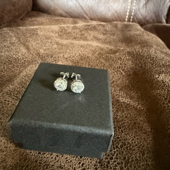 NWT 0.5 Moissanite‎ halo earrings 925 Silver Bridal Gift - Picture 2 of 6